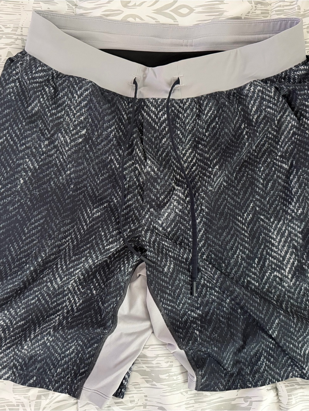 Lululemon Men’s Large Lined Training Shorts Black Gray Pattern Large L